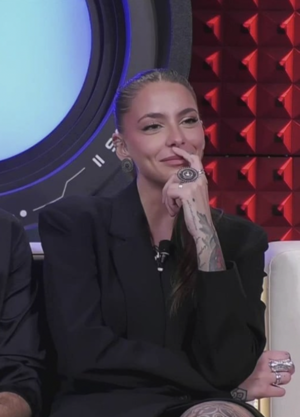 Grande Fratello, &quot;Piantatela di mandare aerei a quegli imbecilli!&quot;: la protesta del vicinato della Casa [VIDEO]