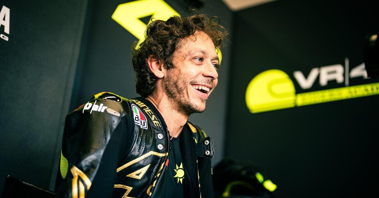 Volete tuta e casco usati da Valentino Rossi? Li trovate su eBay per qualche giorno: ecco la folle cifra che ha raggiunto il kit Soleluna Vale46 Anniversario