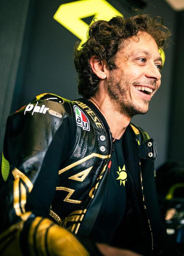 Volete tuta e casco usati da Valentino Rossi? Li trovate su eBay per qualche giorno: ecco la folle cifra che ha raggiunto il kit Soleluna Vale46 Anniversario