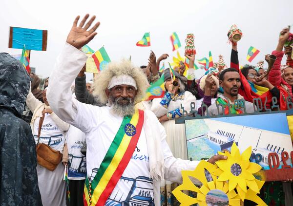 In Africa non c&#039;&egrave; solo il &ldquo;ritorno&rdquo; di Adolf H*tler. Chi &egrave; il politico della Namibia di cui tutti parlano e cosa succede nel continente: tra guerre, Terre Rare e genocidi dimenticati