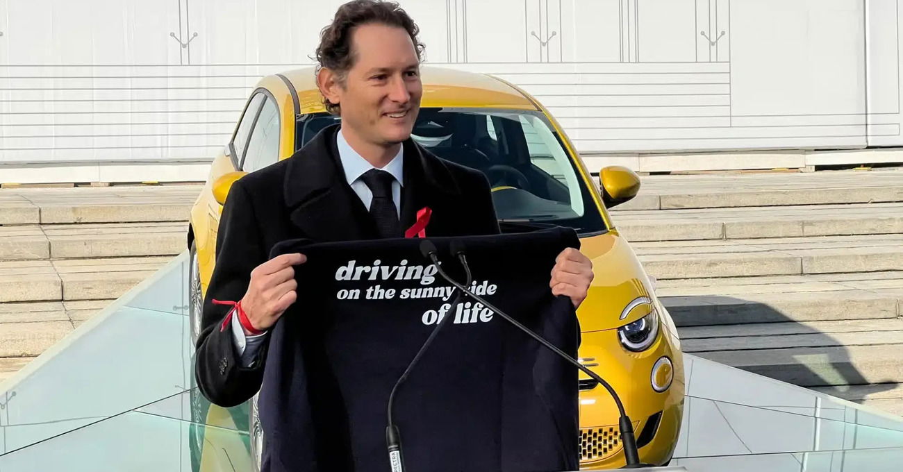Requiem di John Elkann all&rsquo;ecofollia: &ldquo;automobilisti non disposti a farsi dire cosa acquistare&rdquo;.  Anche Fiat frena sull&#039;elettrico (e meno male che c&rsquo;era lo spazio sulla 500)