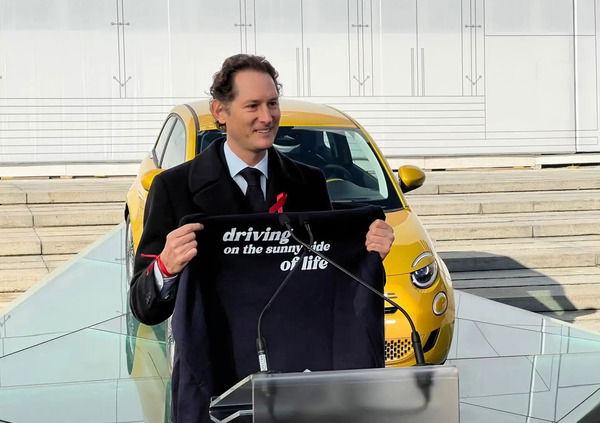 Requiem di John Elkann all&rsquo;ecofollia: &ldquo;automobilisti non disposti a farsi dire cosa acquistare&rdquo;.  Anche Fiat frena sull&#039;elettrico (e meno male che c&rsquo;era lo spazio sulla 500)