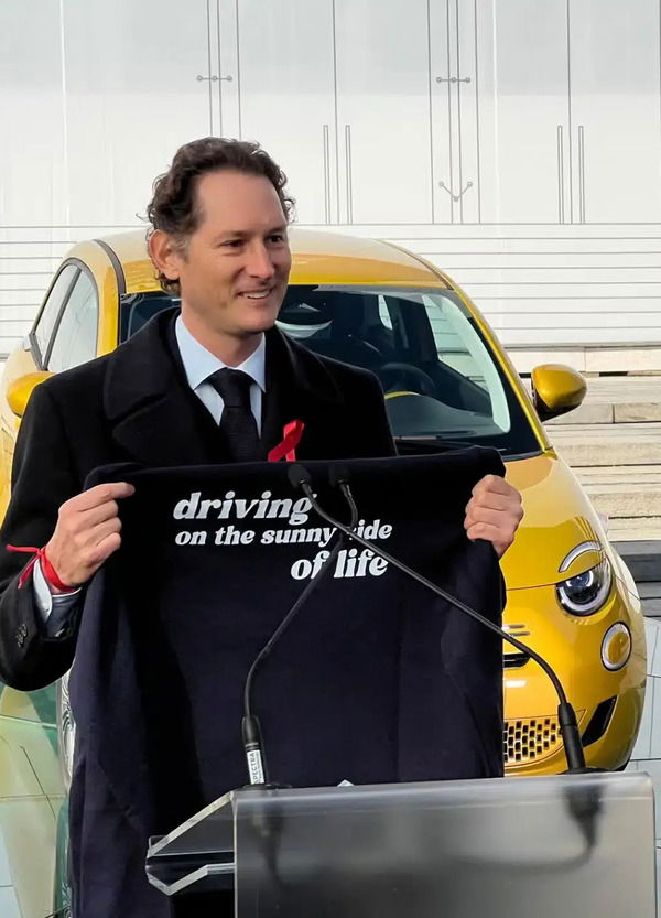 Requiem di John Elkann all&rsquo;ecofollia: &ldquo;automobilisti non disposti a farsi dire cosa acquistare&rdquo;.  Anche Fiat frena sull&#039;elettrico (e meno male che c&rsquo;era lo spazio sulla 500)