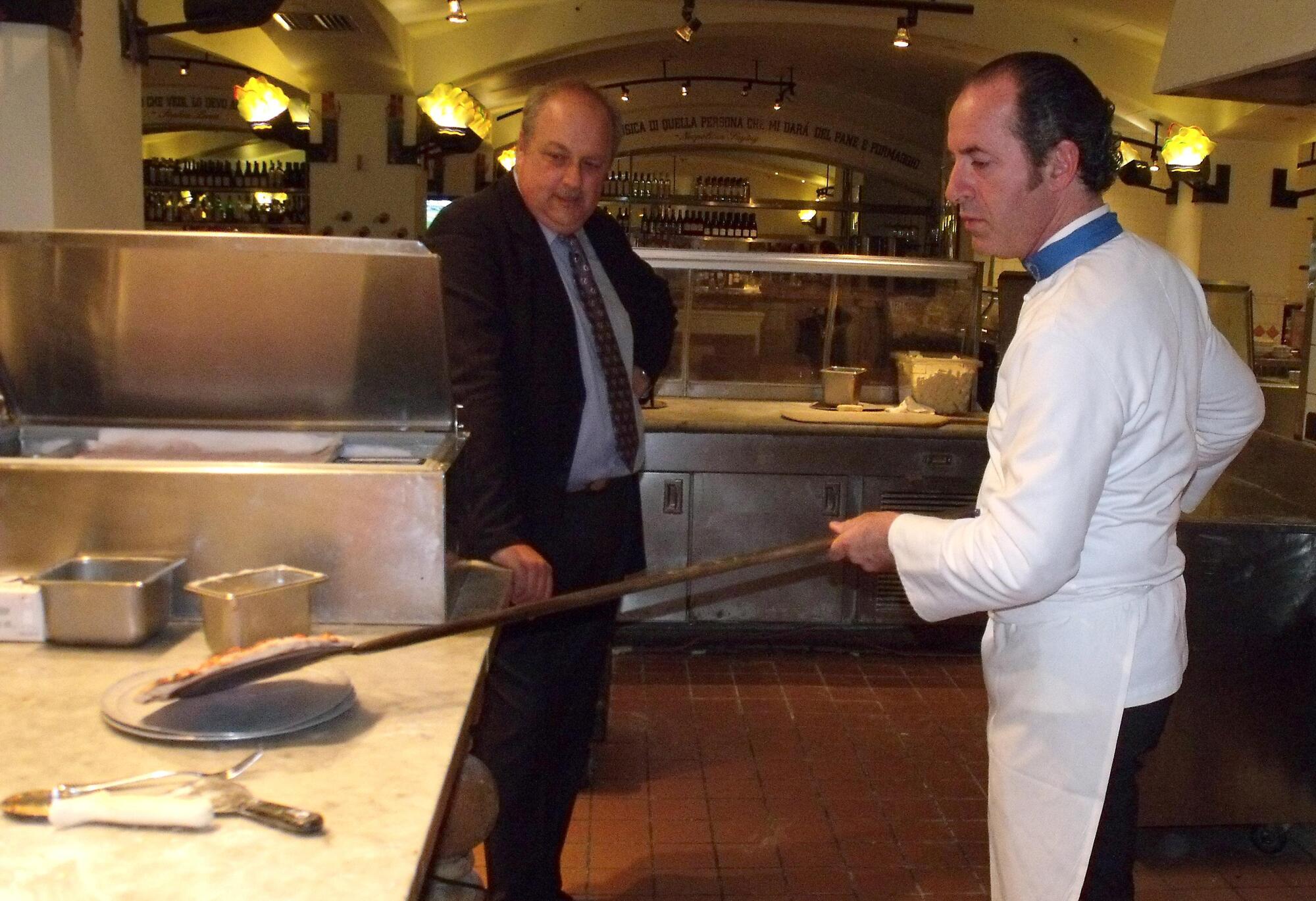 Luca Zaia fa il pizzaiolo in occasione del conferimento da parte dell&#039;Ue del marchio sgt alla pizza napoletana (2009)