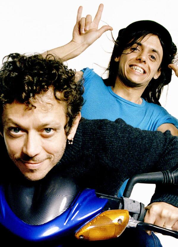 &ldquo;Io e te siamo fratelli di Blues Brothers&rdquo;: Valentino Rossi, Lucio Corsi, le idee da spalle al muro e quella roba l&igrave; che vale pi&ugrave; di tutto il resto