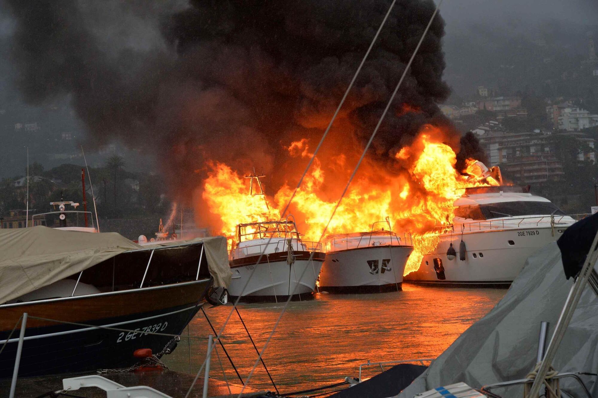 Gli yacht di Sempio e Ligresti in fiamme nel porto di Rapallo Ansa