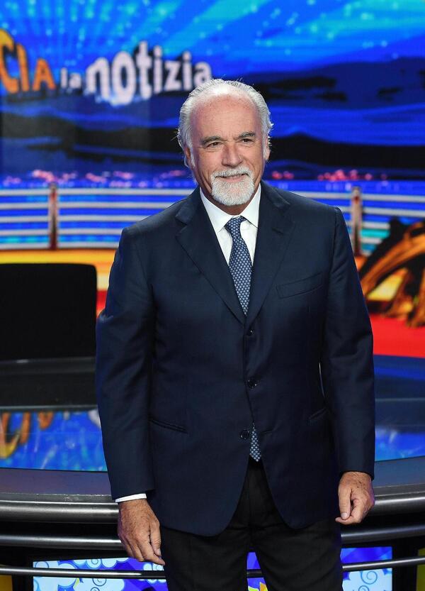 Come lotta Antonio Ricci: Striscia la Notizia torna su Canale 5 a gennaio, ma un format simile pu&ograve; reggere in prima serata? E chi ci lavora &egrave; in bilico da mesi in mezzo a queste tarantelle