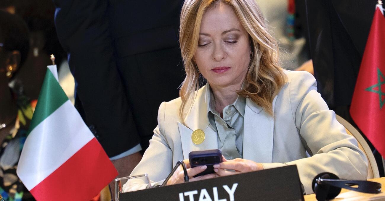 Atreju 2025: guarda come la Meloni con un solo tweet bullizza la Schlein, ridicolizza l&#039;opposizione e svariate altre cose. E&#039; lei la Femdom definitiva&nbsp;italiana