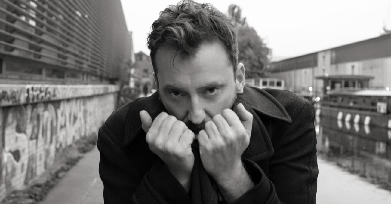 &ldquo;E quando ridi ci credo&rdquo;: &ldquo;Ragazze facili&rdquo; di Cesare Cremonini smonta la finta leggerezza dell&rsquo;uomo che non sa amare e Greg Williams fotografa tutto il suo dolore