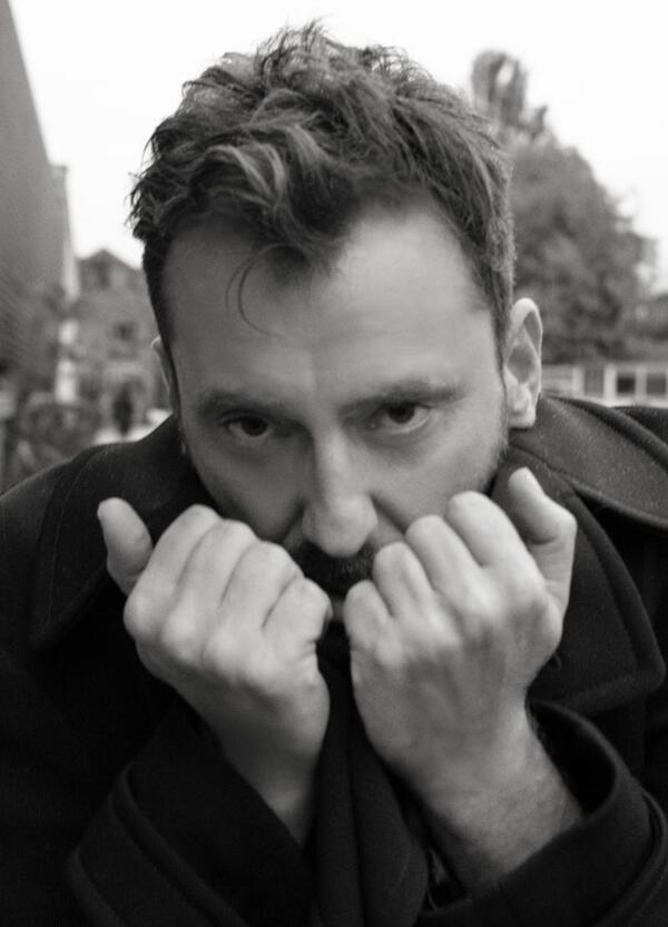 &ldquo;E quando ridi ci credo&rdquo;: &ldquo;Ragazze facili&rdquo; di Cesare Cremonini smonta la finta leggerezza dell&rsquo;uomo che non sa amare e Greg Williams fotografa tutto il suo dolore