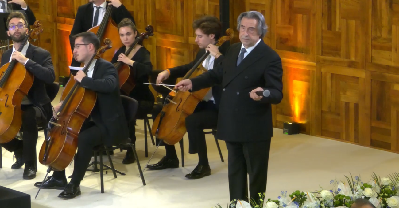 Riccardo Muti in Cattolica sfotte Beatrice Venezi senza citarla: &quot;Fare i buffoni sul palco &egrave; molto grave, preferisco Tot&ograve;&quot;