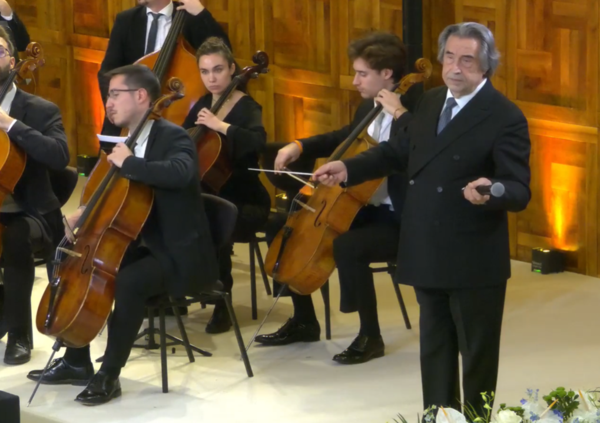 Riccardo Muti in Cattolica sfotte Beatrice Venezi senza citarla: &quot;Fare i buffoni sul palco &egrave; molto grave, preferisco Tot&ograve;&quot;