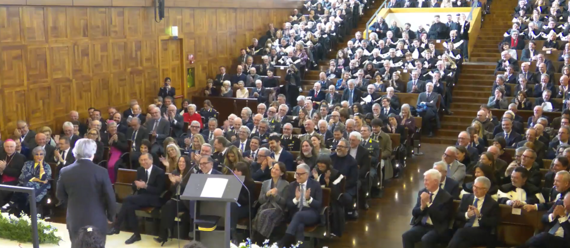 Muti di fronte al pubblico nell&#039;Aula Magna della Cattolica