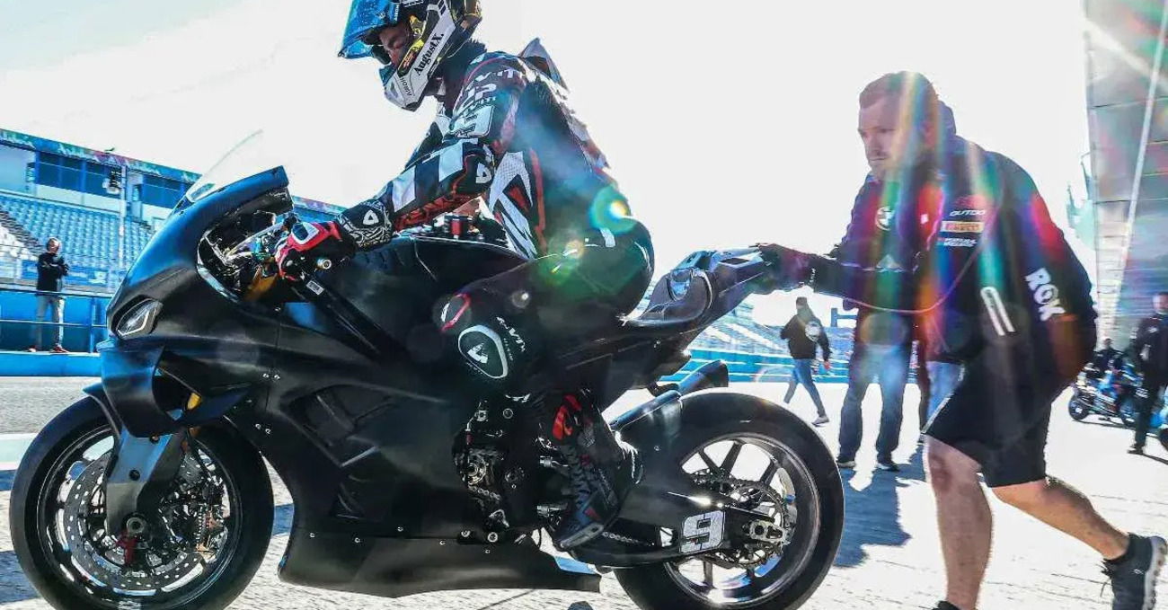 Come &ldquo;la Sora Camilla&rdquo;, ma in SBK! Per la BMW M1000RR due mondiali e zero acquirenti (schiacciata dalle Panigale)