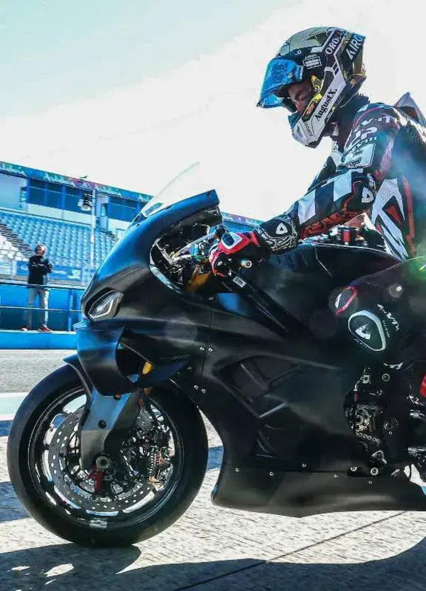 Come &ldquo;la Sora Camilla&rdquo;, ma in SBK! Per la BMW M1000RR due mondiali e zero acquirenti (schiacciata dalle Panigale)