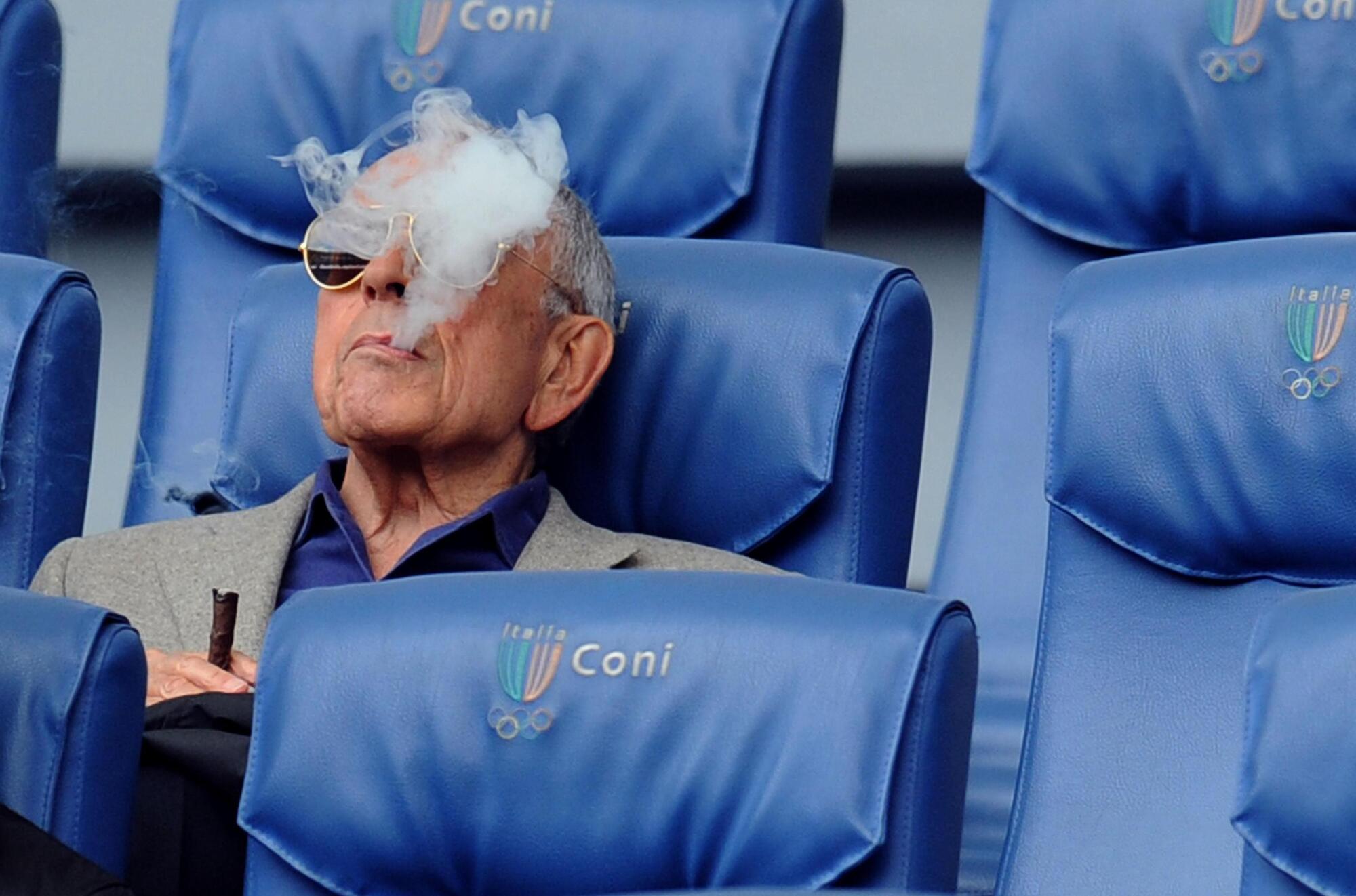 Cesare Previti che sfumacchia un bel sigaro Ansa