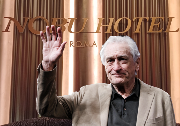 Siamo andati a mangiare da Nobu, il ristorante di Robert De Niro a Roma. Ma com&rsquo;&egrave;? Ecco come la via della Dolce Vita si sta risvegliando dal coma tra lampadari che manco a Versailles, porzioni piccole e prenotazioni con cauzione per evitare le crepe&hellip;