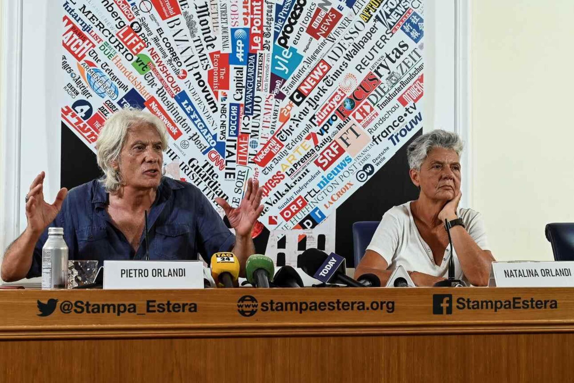 Pietro e Natalina Orlandi in conferenza stampa nel 2023 per smentire le accuse allo zio Meneguzzi