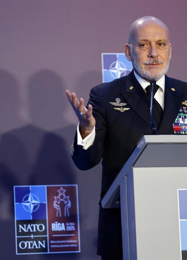 Ok, ma chi &egrave; Cavo Dragone, il &quot;generalone&quot; Nato che parla di guerra alla Russia nel mezzo dei negoziati 