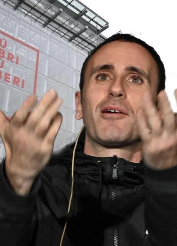 Zerocalcare d&agrave; buca a Pi&ugrave; libri pi&ugrave; liberi: &ldquo;Non si condividono gli spazi con i nazisti. L&rsquo;ultima volta &egrave; finita con le gite nei forni dove si bruciava la gente&rdquo;. Dopo Lucca d&agrave; forfait anche a Roma: Michele Rech non scende a patti con i propri ideali&hellip;