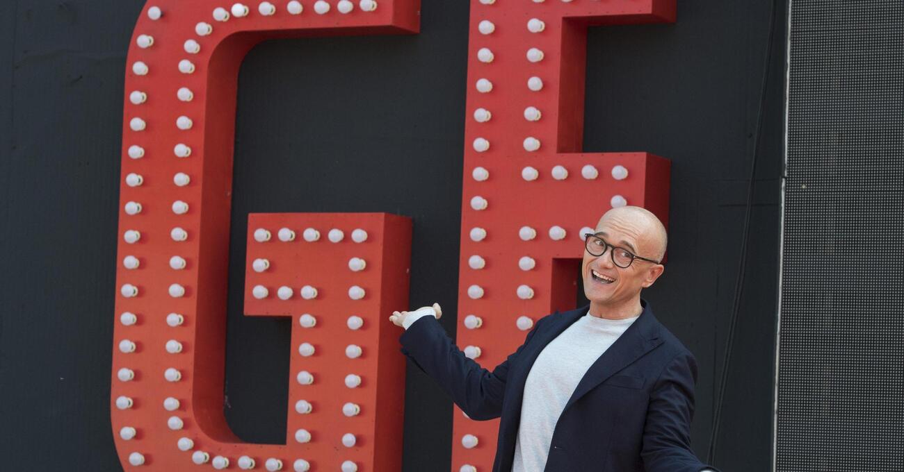 Alla presentazione di &quot;Amami come io t&#039;amo&quot; abbiamo capito che nel 2025 solo un sacerdote del Grande Fratello come Alfonso Signorini poteva scrivere un grande romanzo rosa