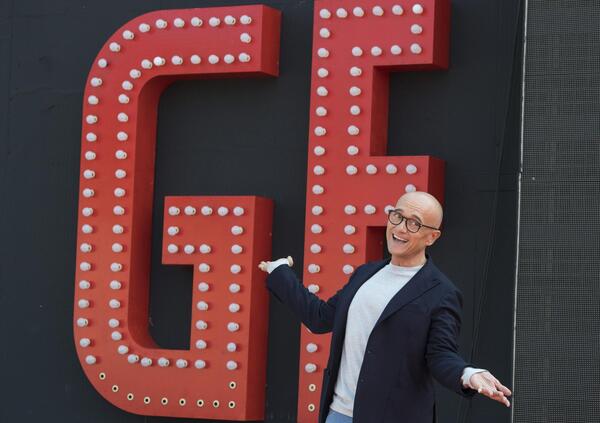 Alla presentazione di &quot;Amami come io t&#039;amo&quot; abbiamo capito che nel 2025 solo un sacerdote del Grande Fratello come Alfonso Signorini poteva scrivere un grande romanzo rosa