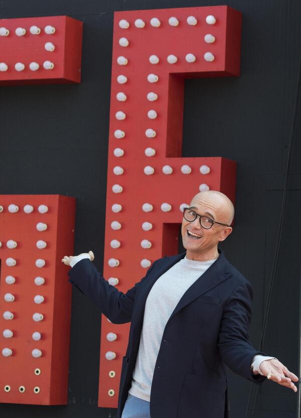 Alla presentazione di "Amami come io t'amo" abbiamo capito che nel 2025 solo un sacerdote del Grande Fratello come Alfonso Signorini poteva scrivere un grande romanzo rosa