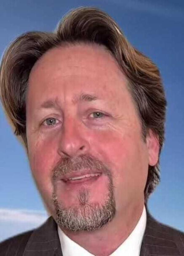 Il grande &quot;SUCA&quot; di Manlio Messina scritto nel cielo. Nasce la compagnia aerea Etna Sky