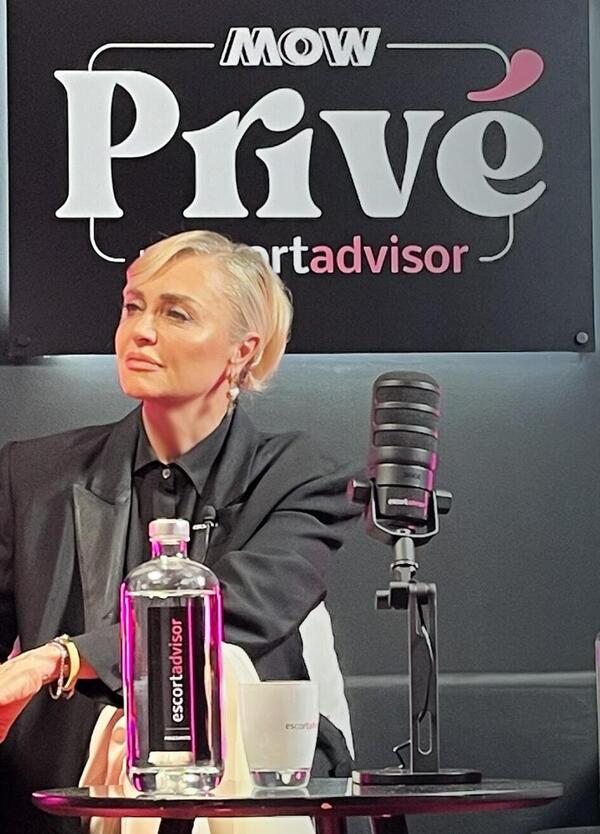 Paola Barale dorme solo con il suo cane. Tutto a MOW Priv&eacute; by Escort Advisor