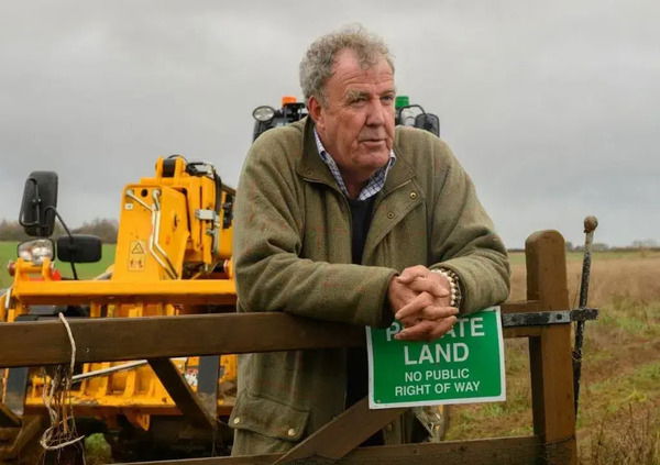 Jeremy Clarkson che percula la Ferrari di Elkann &egrave; una meraviglia, ma anche il trailer di Abu Dhabi in stile Star Wars non ci dispiace