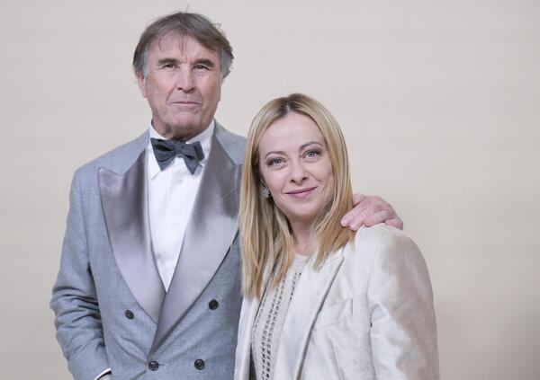 Giorgia Meloni alla prima del documentario su Brunello Cucinelli di Tornatore espugna il fortino intellettuale progressista. Avanti cos&igrave; e anche la Schlein voter&agrave; Meloni. Perch&eacute; la Meloni deve ringraziare due volte Cucinelli (che adesso la adora)