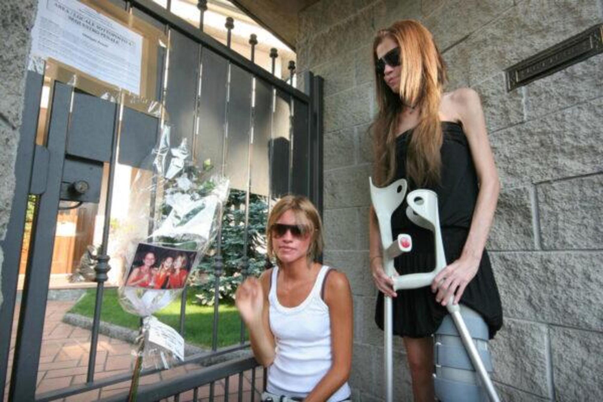 Paola Cappa con il tutore e le stampelle dopo la morte della cugina Chiara Poggi