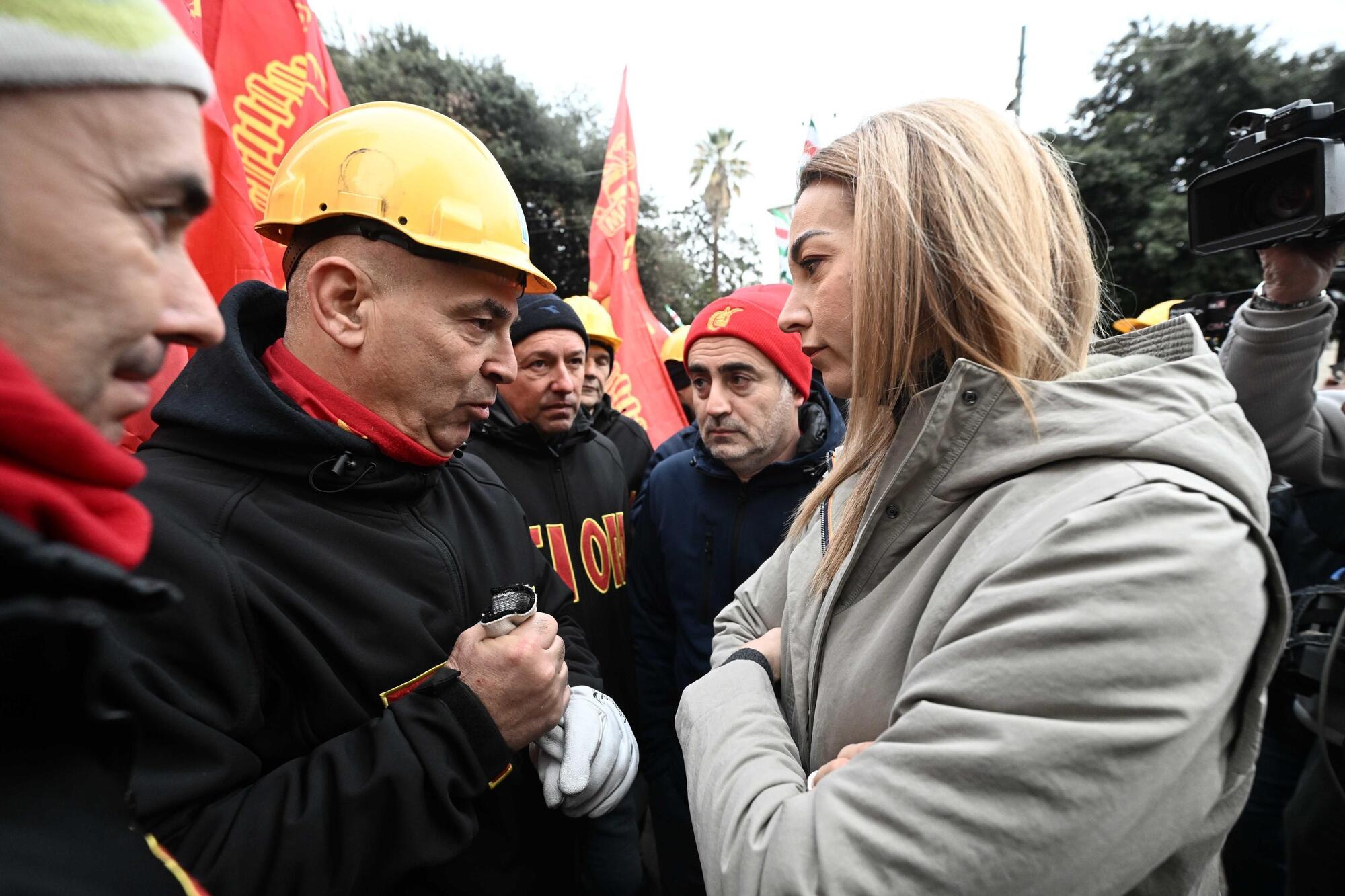 Silvia Salis con gli operai Ilva di Corigliano Ansa