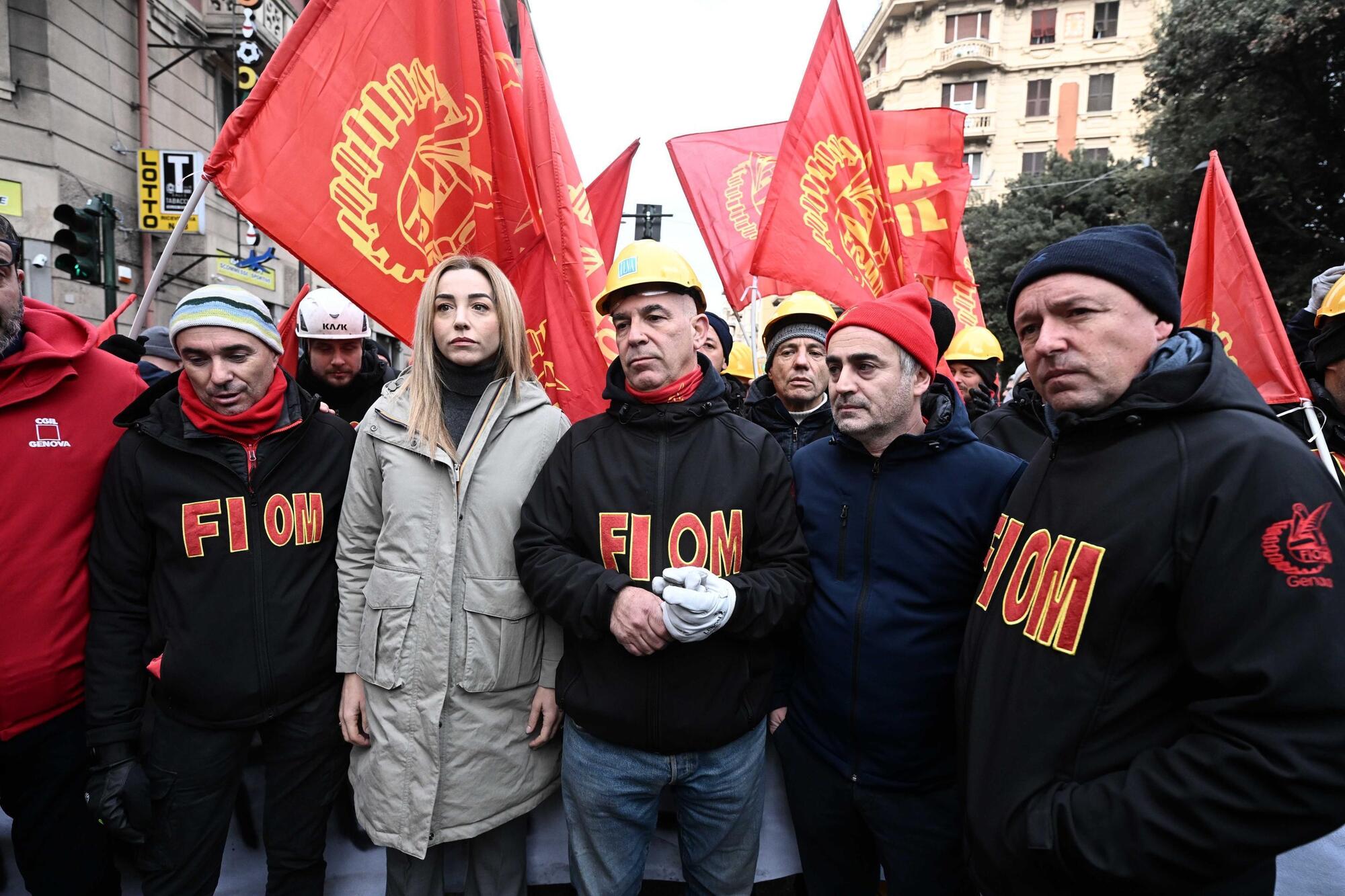 Silvia Salis con gli operai ex Ilva a Corigliano Ansa