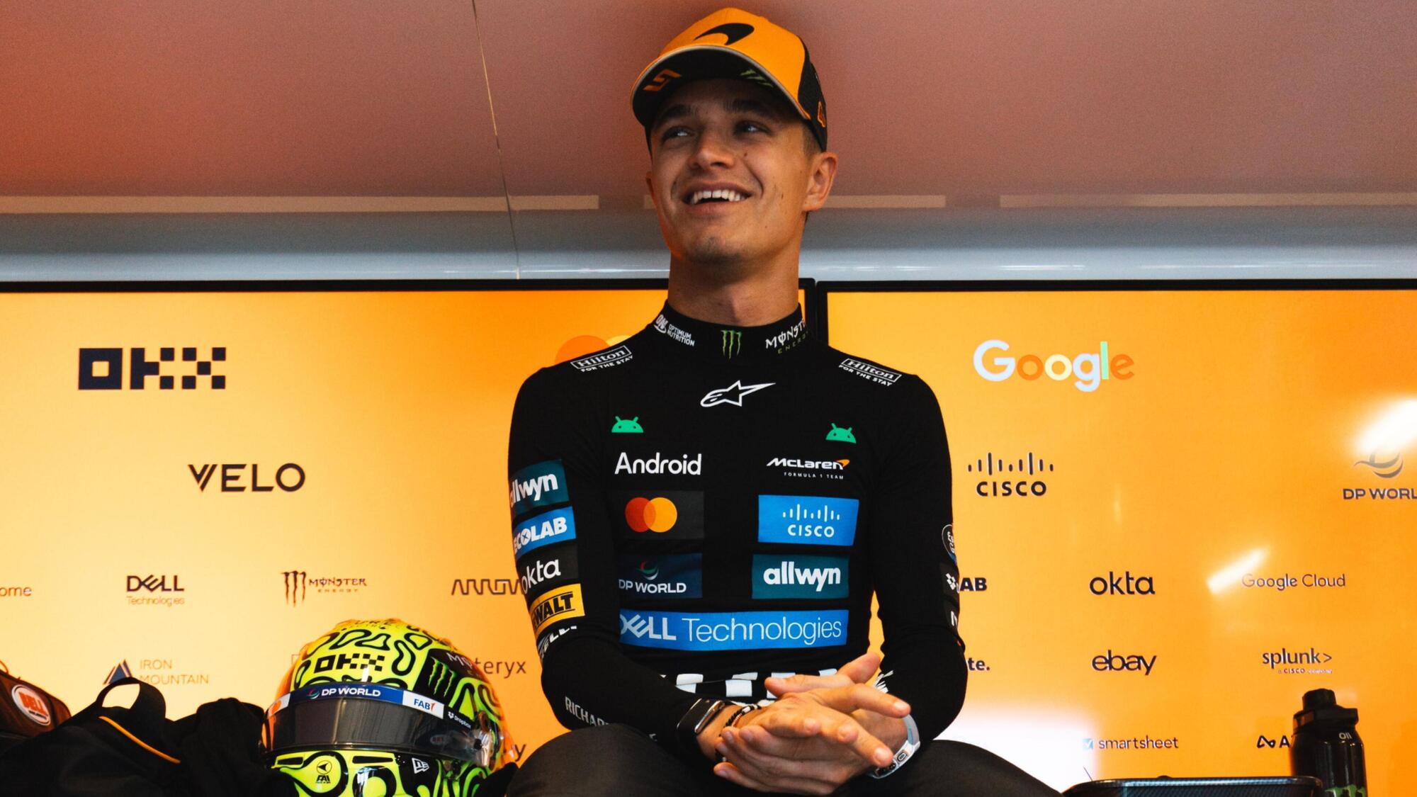 Lando Norris sorridente ad Abu Dhabi nel box McLaren