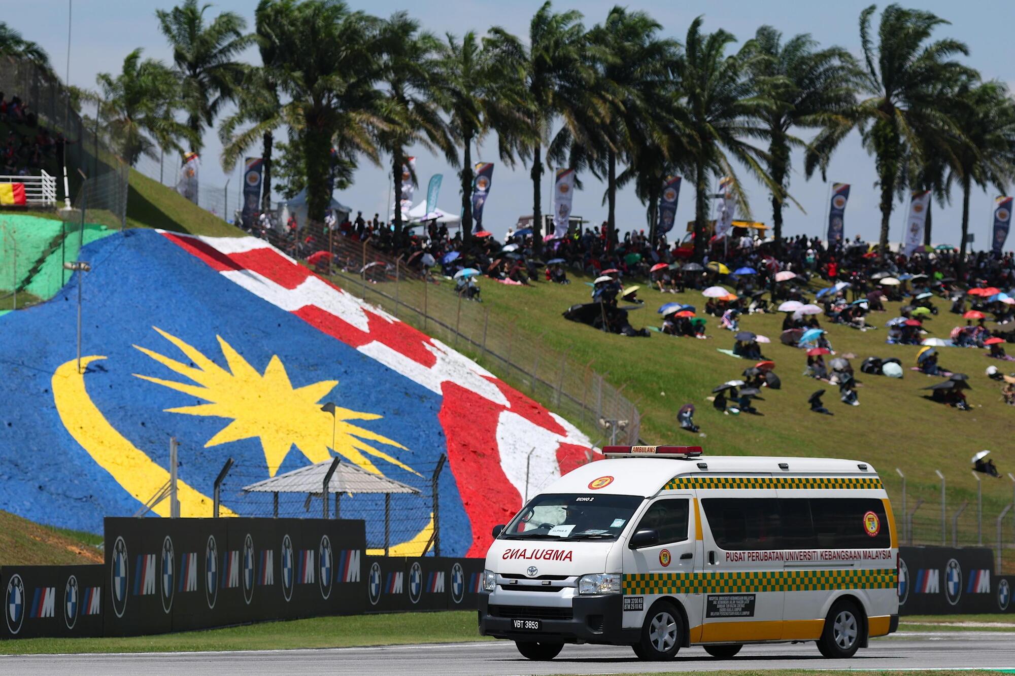 L&#039;ambulanza in pista a Sepang dopo l&#039;incidente tra Jos&eacute; Antonio Rueda e Noah DettwilerL&#039;ambulanza in pista a Sepang dopo l&#039;incidente tra Jos&eacute; Antonio Rueda e Noah Dettwiler