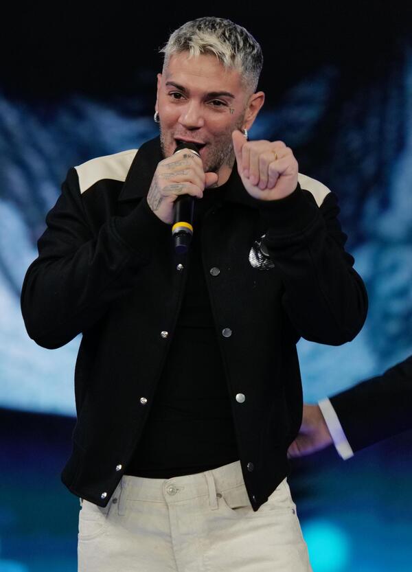 Nonostante le condanne, Emis Killa resta fedele agli ultras della curva Sud: nel pezzo Phrate il rapper saluta i compagni. Ecco i nomi e i riferimenti nel testo