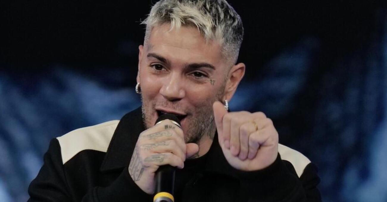 Nonostante le condanne, Emis Killa resta fedele agli ultras della curva Sud: nel pezzo Phrate il rapper saluta i compagni. Ecco i nomi e i riferimenti nel testo