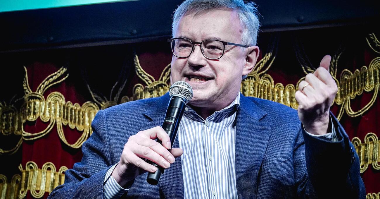 Mentre Barbero prova a boicottare l&rsquo;editore fascista a Pi&ugrave; libri pi&ugrave; liberi, viene boicottato a Torino: i salesiani annullano l&rsquo;evento &ldquo;pacifista&rdquo; con Di Battista e Enzo Iacchetti