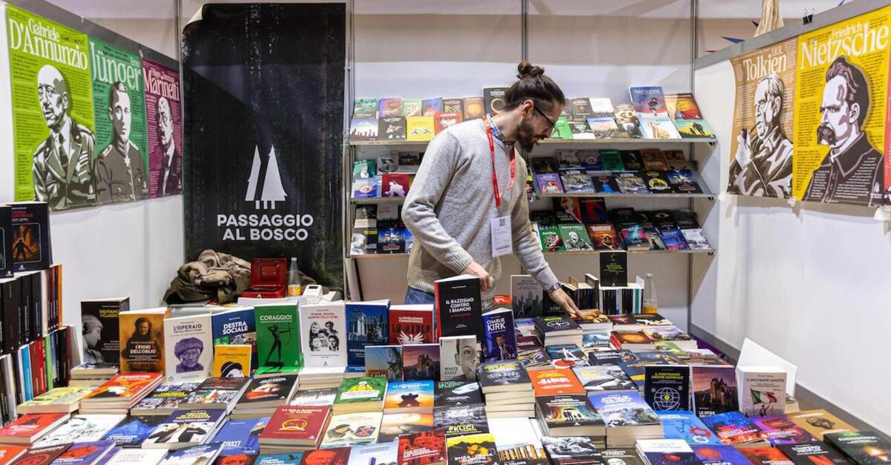 Pure noi abbiamo fatto il reportage allo stand di Passaggio al Bosco: &quot;Era di fronte allo stand di Lotta Comunista&quot;