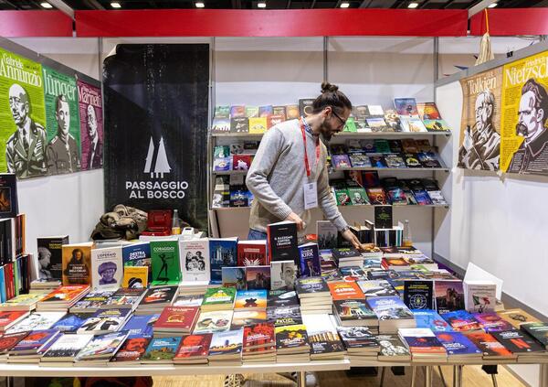 Pure noi abbiamo fatto il reportage allo stand di Passaggio al Bosco: &quot;Era di fronte allo stand di Lotta Comunista&quot;