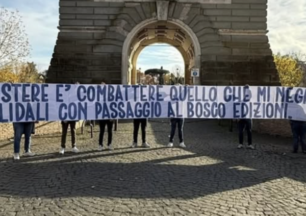 Gli ultras della cultura. I tifosi della Lazio si schierano con Passaggio al bosco a Pi&ugrave; libri pi&ugrave; liberi con uno striscione: &ldquo;Esistere &egrave; combattere quello che mi nega&rdquo;. &Egrave; una citazione: ma di chi?