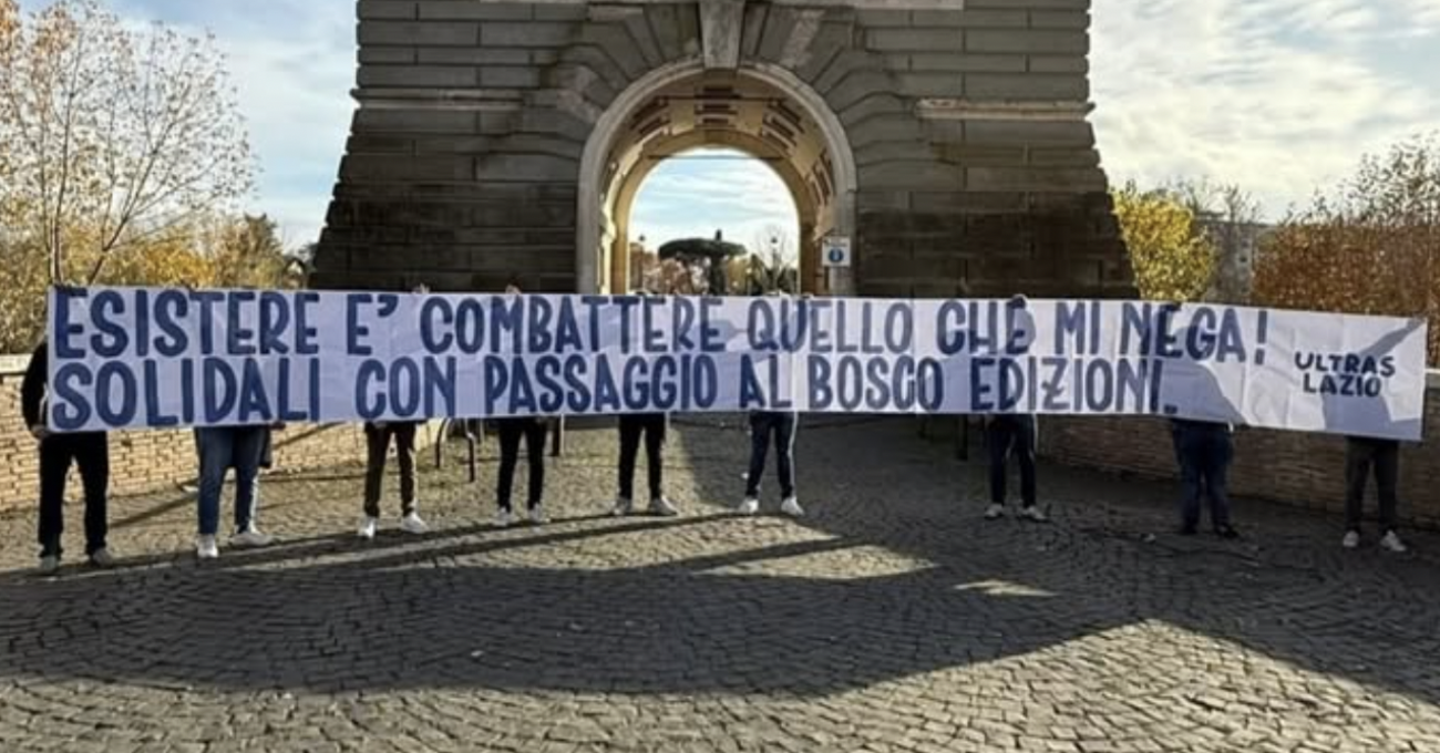 Gli ultras della cultura. I tifosi della Lazio si schierano con Passaggio al bosco a Pi&ugrave; libri pi&ugrave; liberi con uno striscione: &ldquo;Esistere &egrave; combattere quello che mi nega&rdquo;. &Egrave; una citazione: ma di chi?