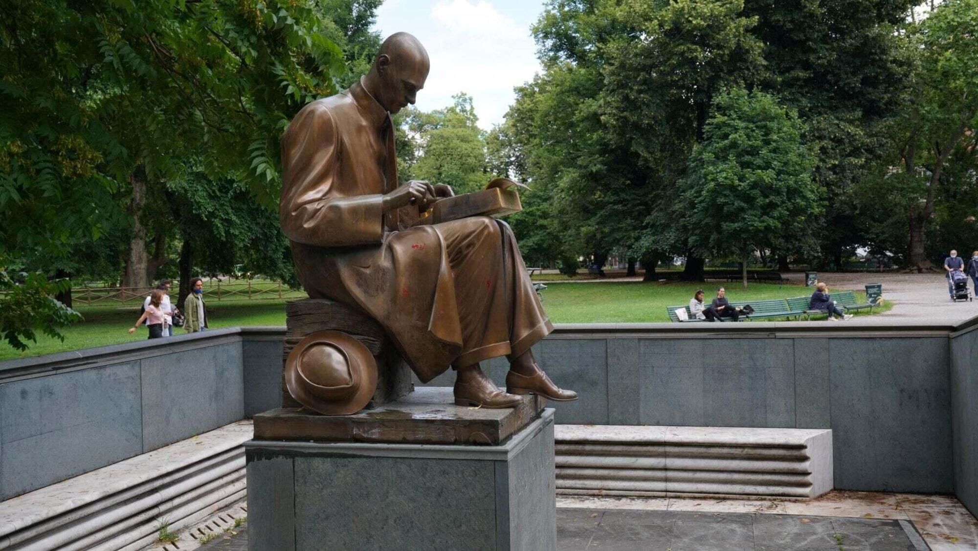 La statua di Indro Montanelli nei Giardini Pubblici di Milano