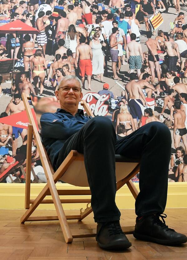 In memoria di Martin Parr, il pi&ugrave; grande fotografo della banalit&agrave;. Intervista a uno dei suoi eredi italiani, Fabrizio Spucches: &ldquo;Era un &lsquo;umarell&rsquo; che ha fotografato la condizione umana&rdquo;