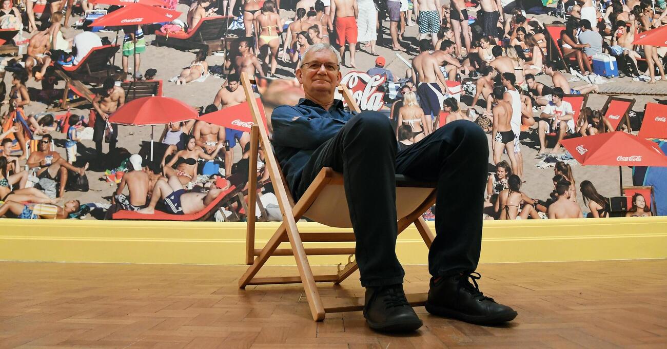 In memoria di Martin Parr, il pi&ugrave; grande fotografo della banalit&agrave;. Intervista a uno dei suoi eredi italiani, Fabrizio Spucches: &ldquo;Era un &lsquo;umarell&rsquo; che ha fotografato la condizione umana&rdquo;