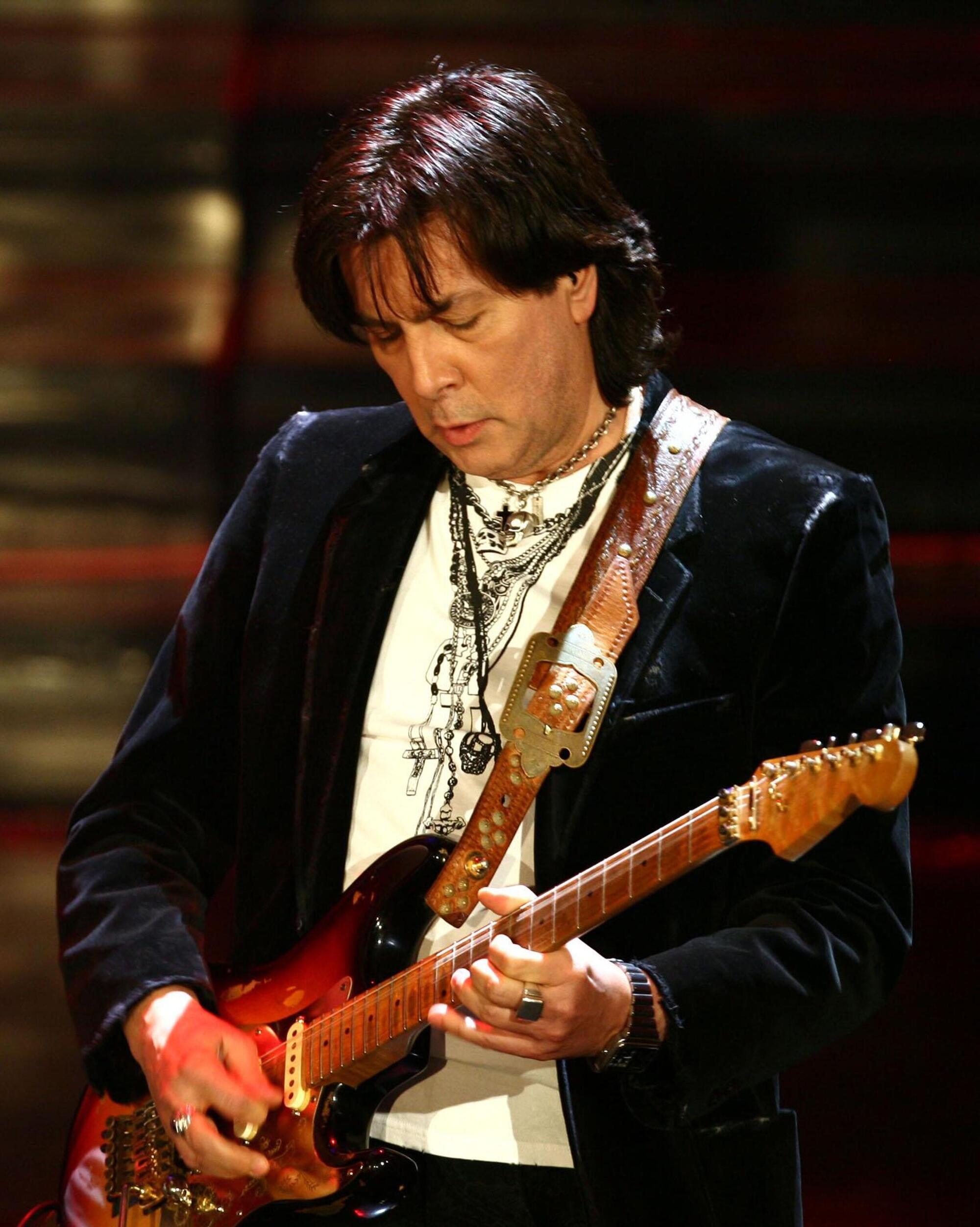 Maurizio Solieri alla chitarra Ansa