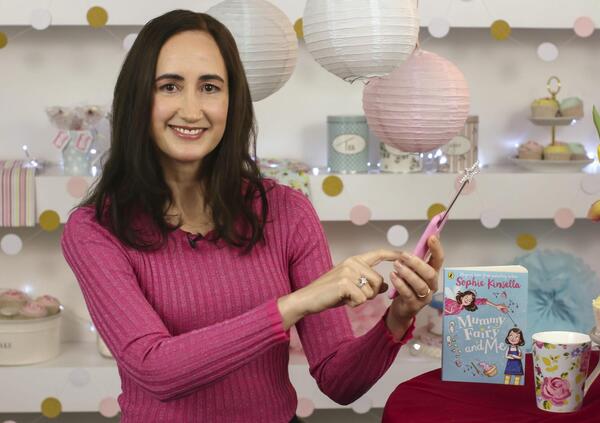 &Egrave; morta a 55 anni Sophie Kinsella, l&rsquo;autrice di &ldquo;I love shopping&rdquo;, scrittrice luminosa e gentile