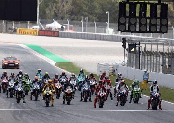 Pochi guadagnano, molti pagano e tutti gli altri si fanno offendere: il vero schifo della SBK raccontato da Xavi For&egrave;s &egrave; uno schiaffo che sveglia tutti