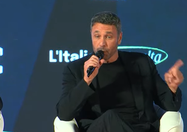 La presunta &quot;impotenza&quot; di Raoul Bova &quot;Occhi Spaccanti&quot; ad Atreju, le inopportune domande di Paola Ferazzoli e tante altre gaffe del panel voluto da&nbsp;Arianna&nbsp;Meloni